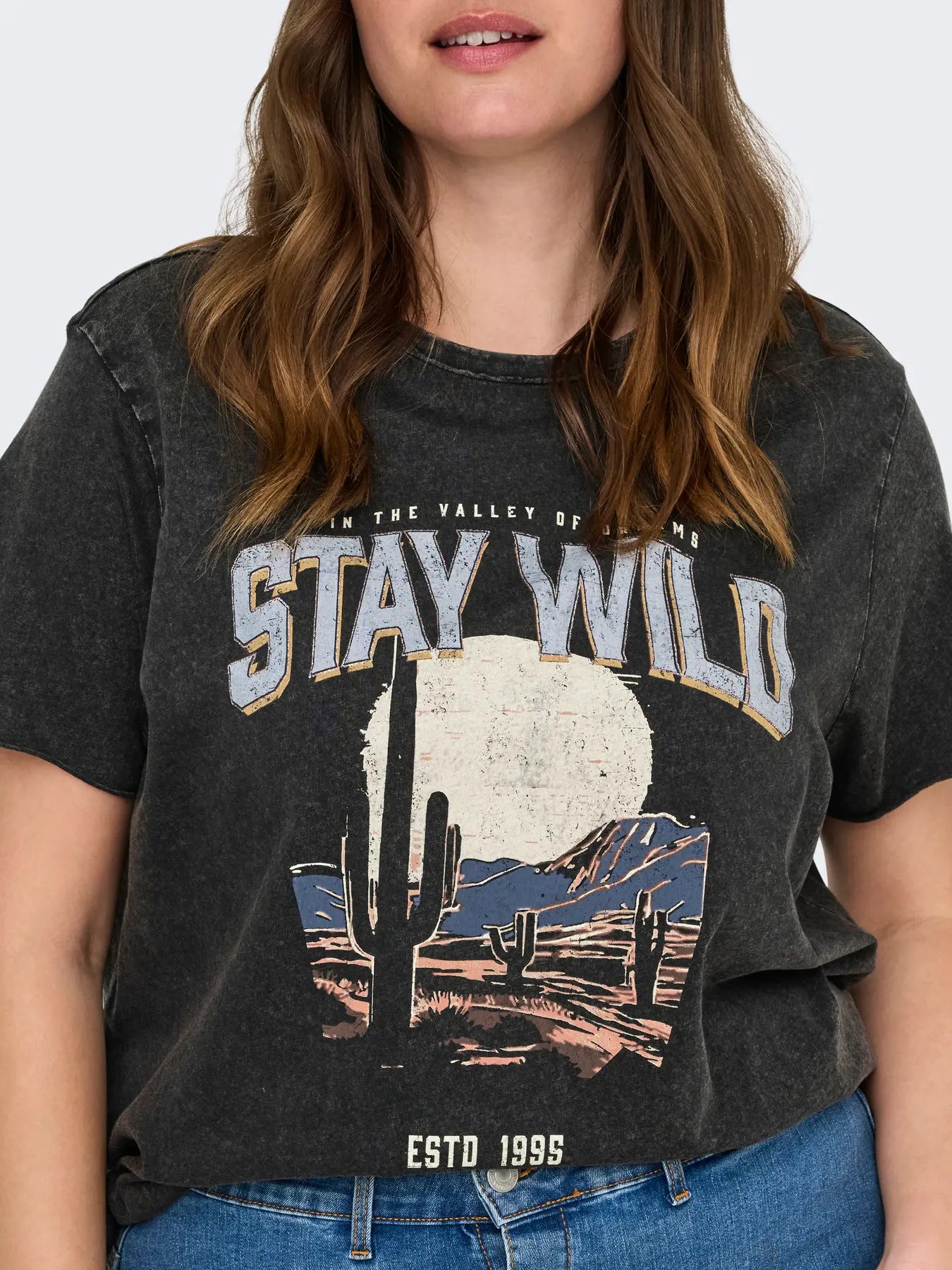 stay wild tekst på grå t-shirt med print ONLY Carmakoma CARLUCY Top Black Texana wild