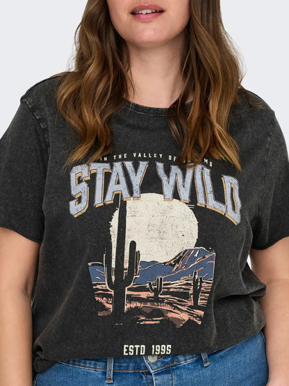 stay wild tekst på grå t-shirt med print ONLY Carmakoma CARLUCY Top Black Texana wild