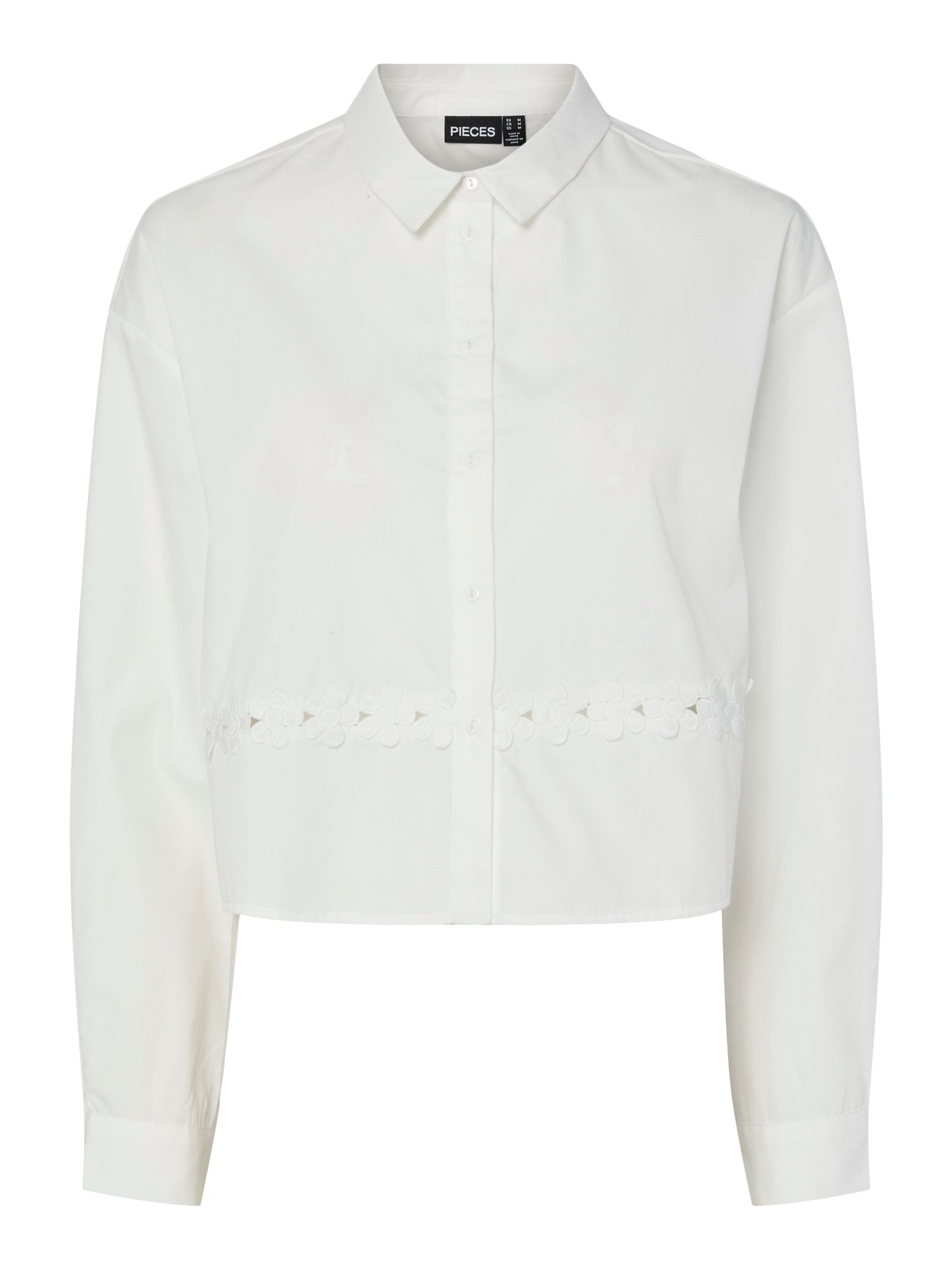 kort hvid skjorte t-shirt med broderet blomsterdetaljen ved taljen. PIECES PCSILENE LS SHIRT WVN Cloud Dancer