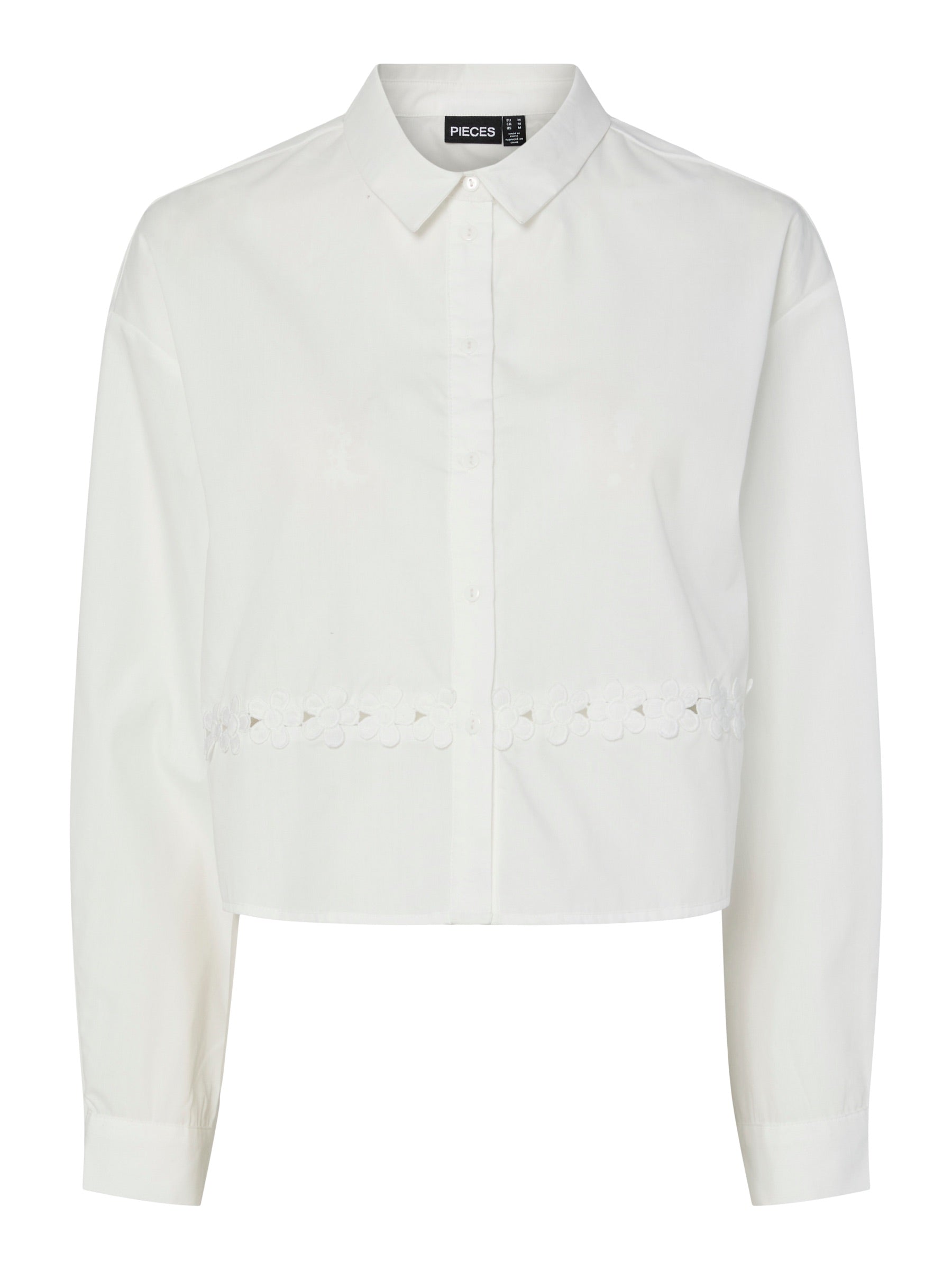 kort hvid skjorte t-shirt med broderet blomsterdetaljen ved taljen. PIECES PCSILENE LS SHIRT WVN Cloud Dancer