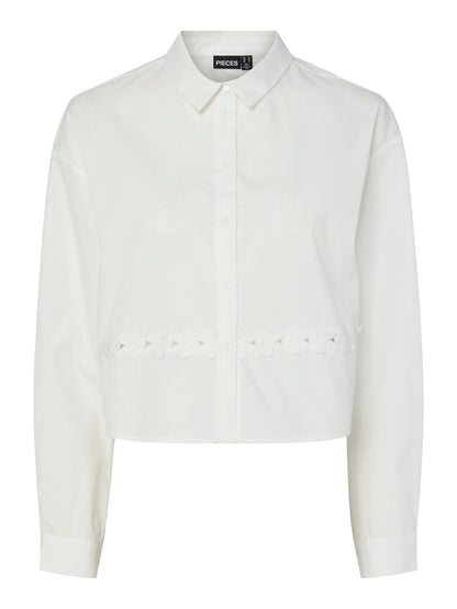 kort hvid skjorte t-shirt med broderet blomsterdetaljen ved taljen. PIECES PCSILENE LS SHIRT WVN Cloud Dancer