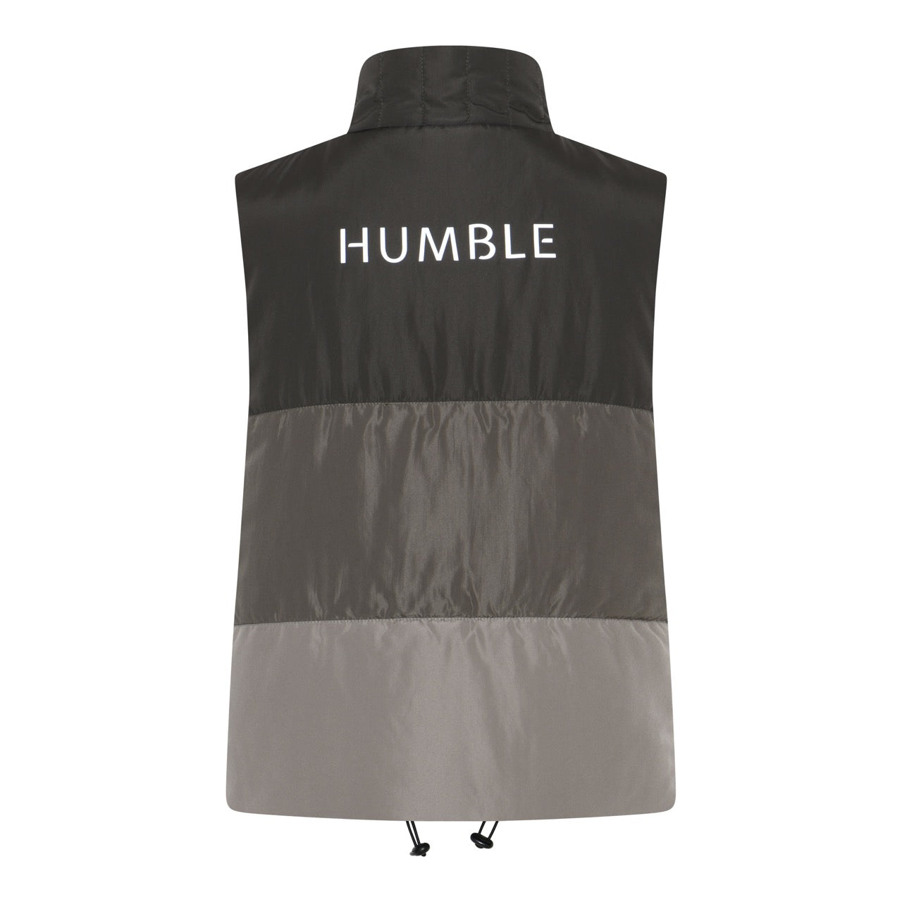 ryggen af grå vest i flere nuancer med HUMBLE logo i refleks på ryggen og foran. Vesten har en høj krave og lynlås foran. Humble JordanHbs vest Dark desert combi