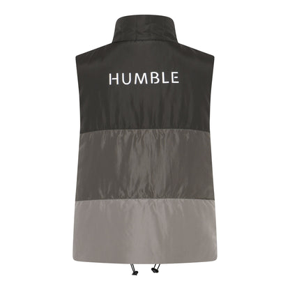 ryggen af grå vest i flere nuancer med HUMBLE logo i refleks på ryggen og foran. Vesten har en høj krave og lynlås foran. Humble JordanHbs vest Dark desert combi