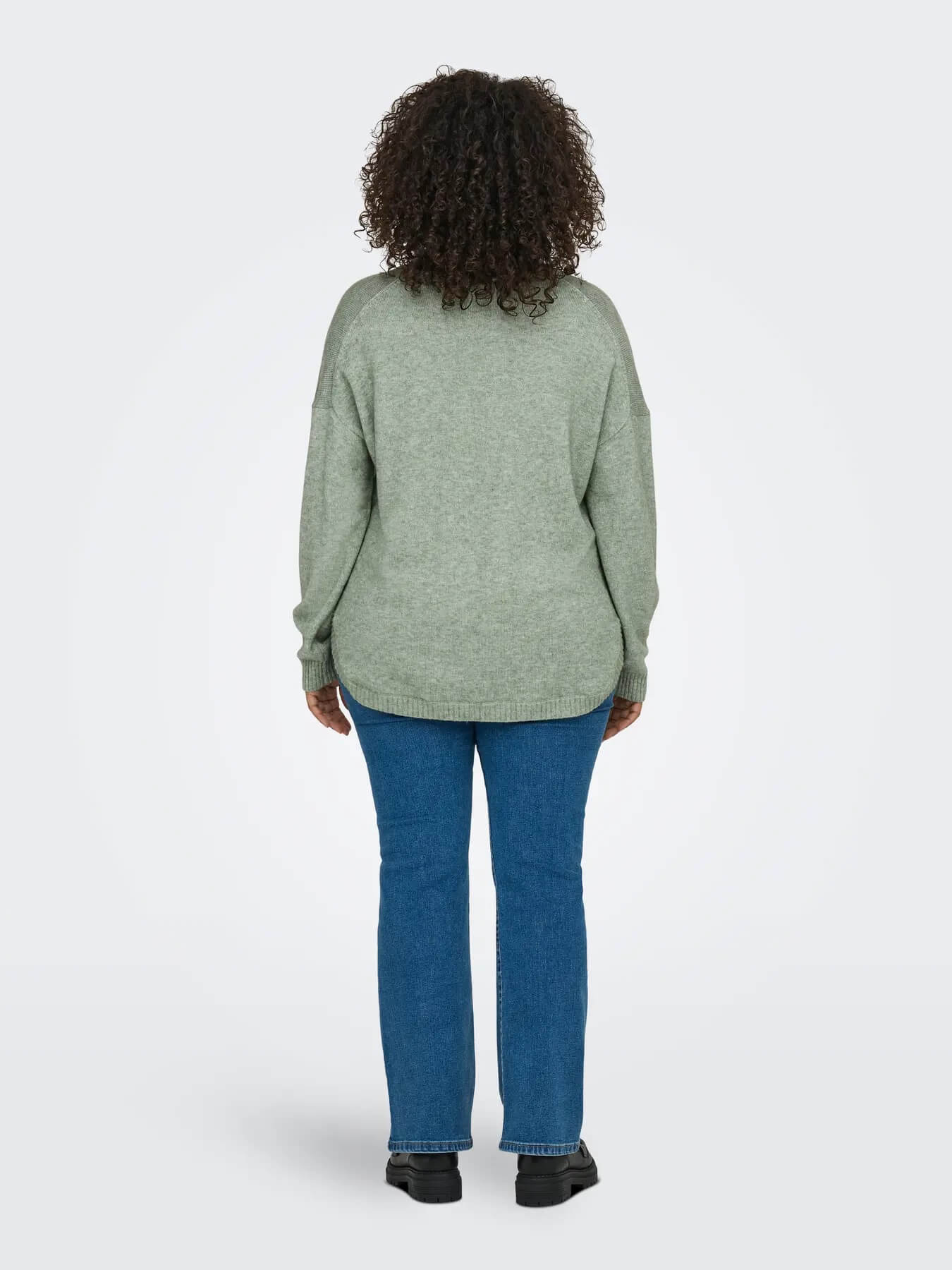 ryggen af model med grøn strik med v-hals ONLY Carmakoma CARMARGARETA Pullover Basil