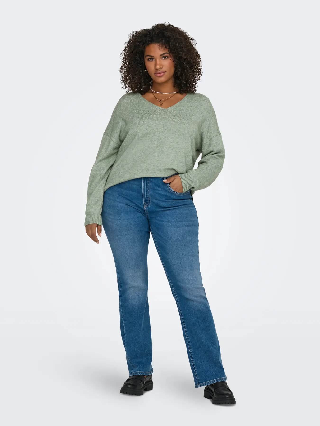 model med jeans og grøn strik med v-hals ONLY Carmakoma CARMARGARETA Pullover Basil