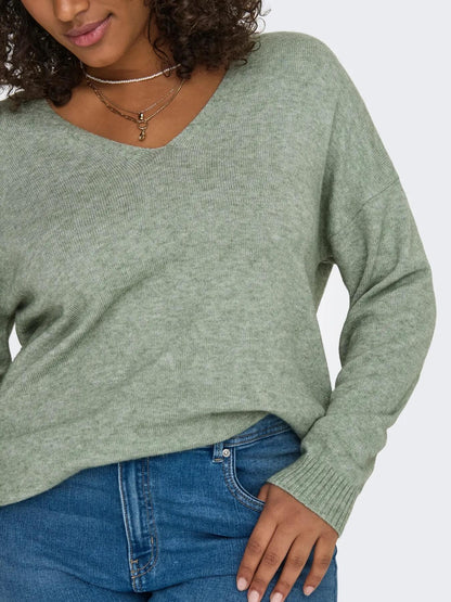 closeup af grøn strik med v-hals ONLY Carmakoma CARMARGARETA Pullover Basil