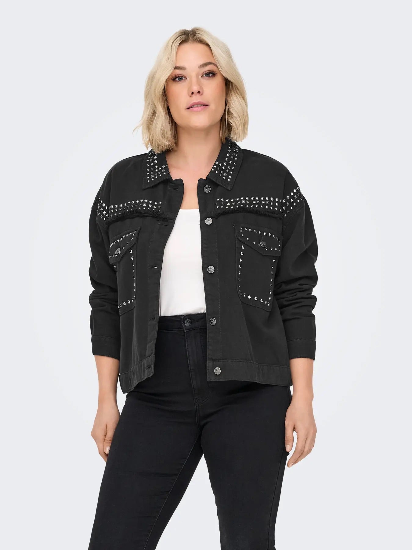 model med kort sort denimjakke med knitter og knaplukning. ONLY Carmakoma CARMARILLA jacket