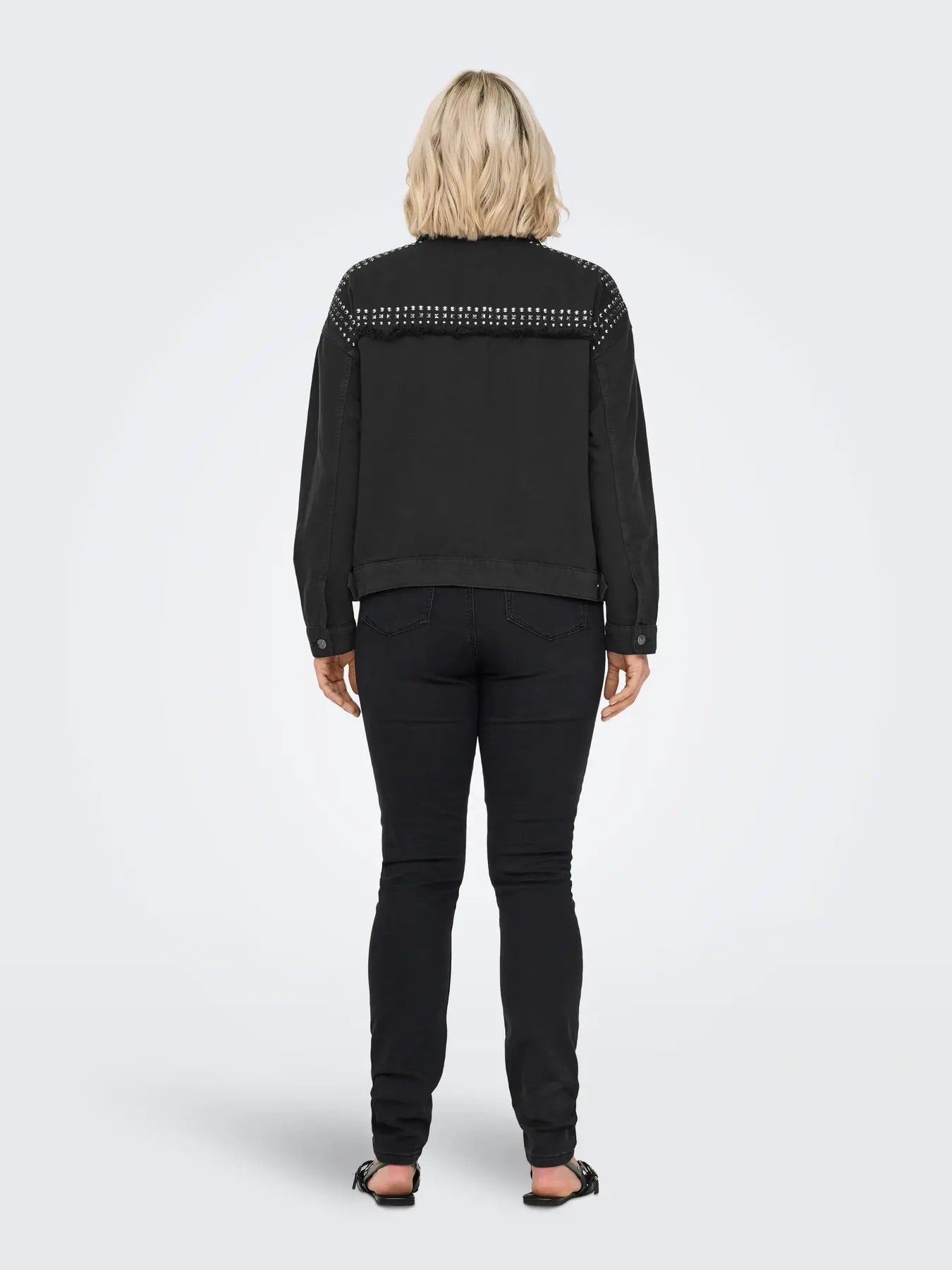 ryggen af model med kort sort denimjakke med knitter og knaplukning. ONLY Carmakoma CARMARILLA jacket