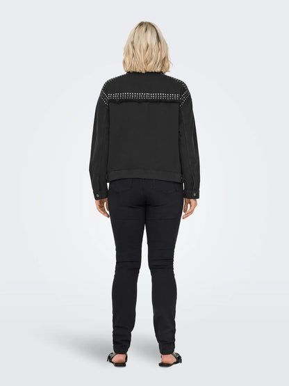 ryggen af model med kort sort denimjakke med knitter og knaplukning. ONLY Carmakoma CARMARILLA jacket