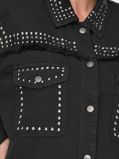 closeup af kort sort denimjakke med knitter og knaplukning. ONLY Carmakoma CARMARILLA jacket