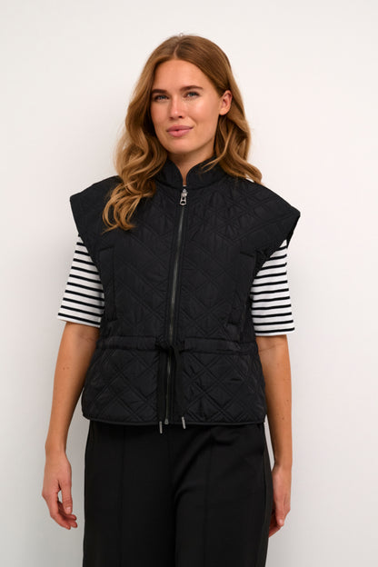 Sort quiltet vest med justerbar snøre i taljen og brede skuldre Kaffe KAtanja Waistcoat Black