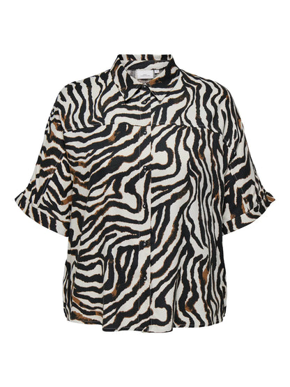 kortærmet zebra skjorte med knaplukning. ONLY Carmakoma CARBERTE Shirt Pumice Stone Zebra