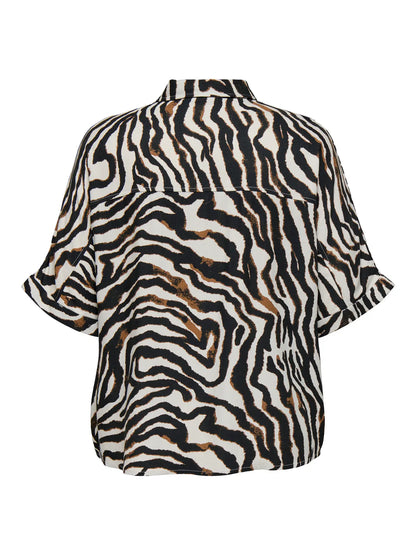 ryggen af kortærmet zebra skjorte med knaplukning. ONLY Carmakoma CARBERTE Shirt Pumice Stone Zebra