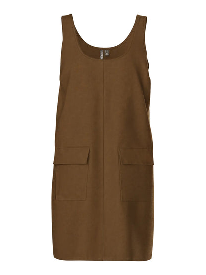 ærmeløs kort brun kjole med rund halsudskæring og frontlommer. PIECES PCJUNO kjole Amber Brown