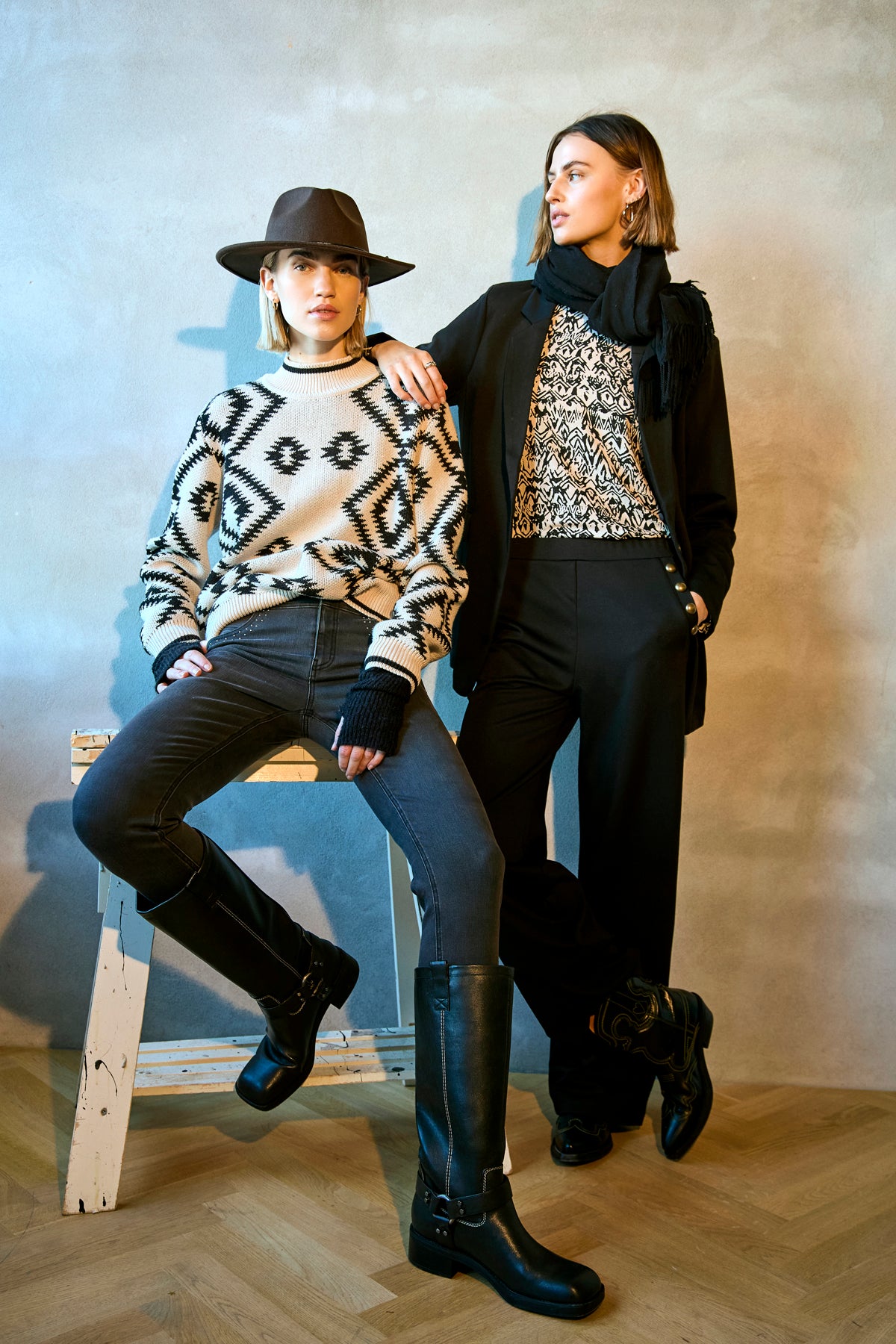 model med sorte bukser med elastik i taljen og pynteknapper langs sidelommerne. Freequent FQNANNI-PANTS Black