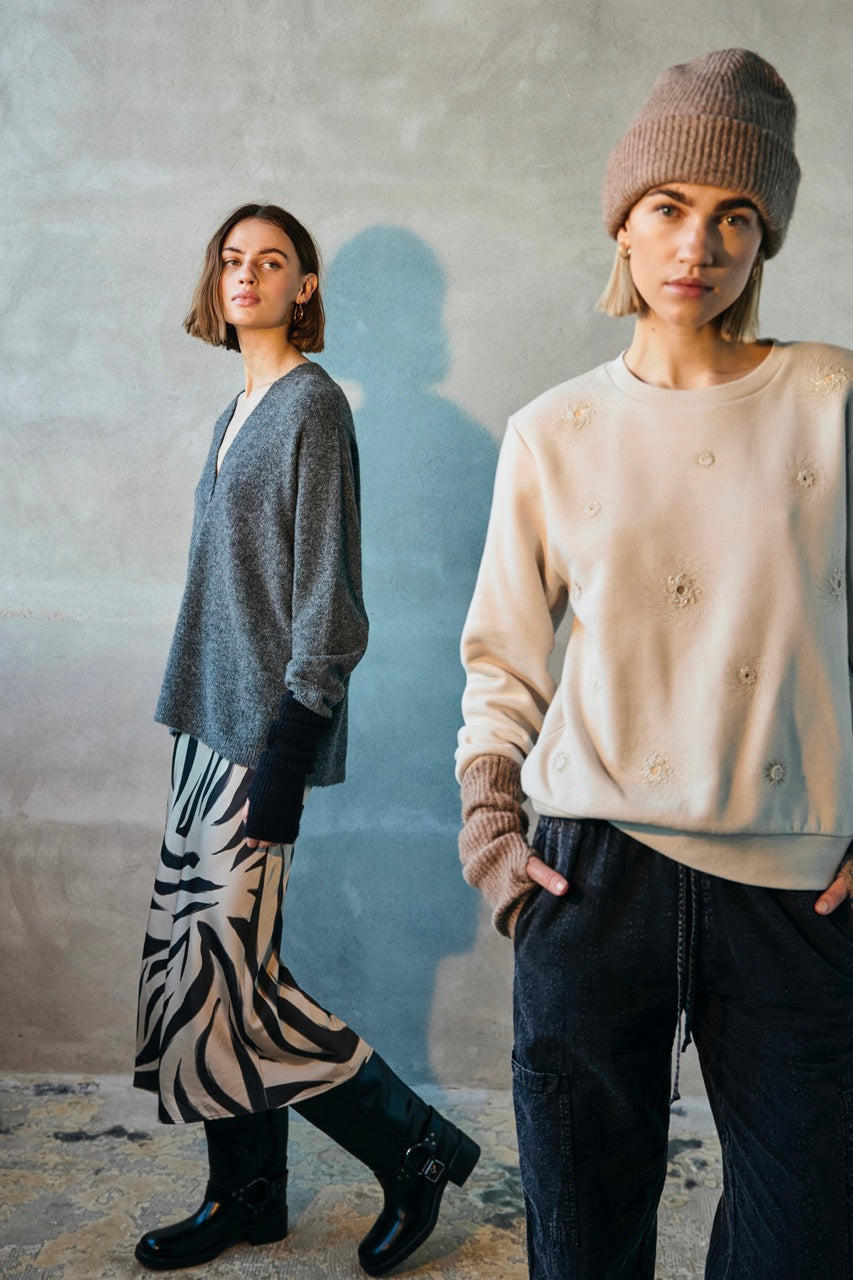 grå strik med v-hals. Freequent FQGRSEVALIN-PULLOVER Dark Grey Melange