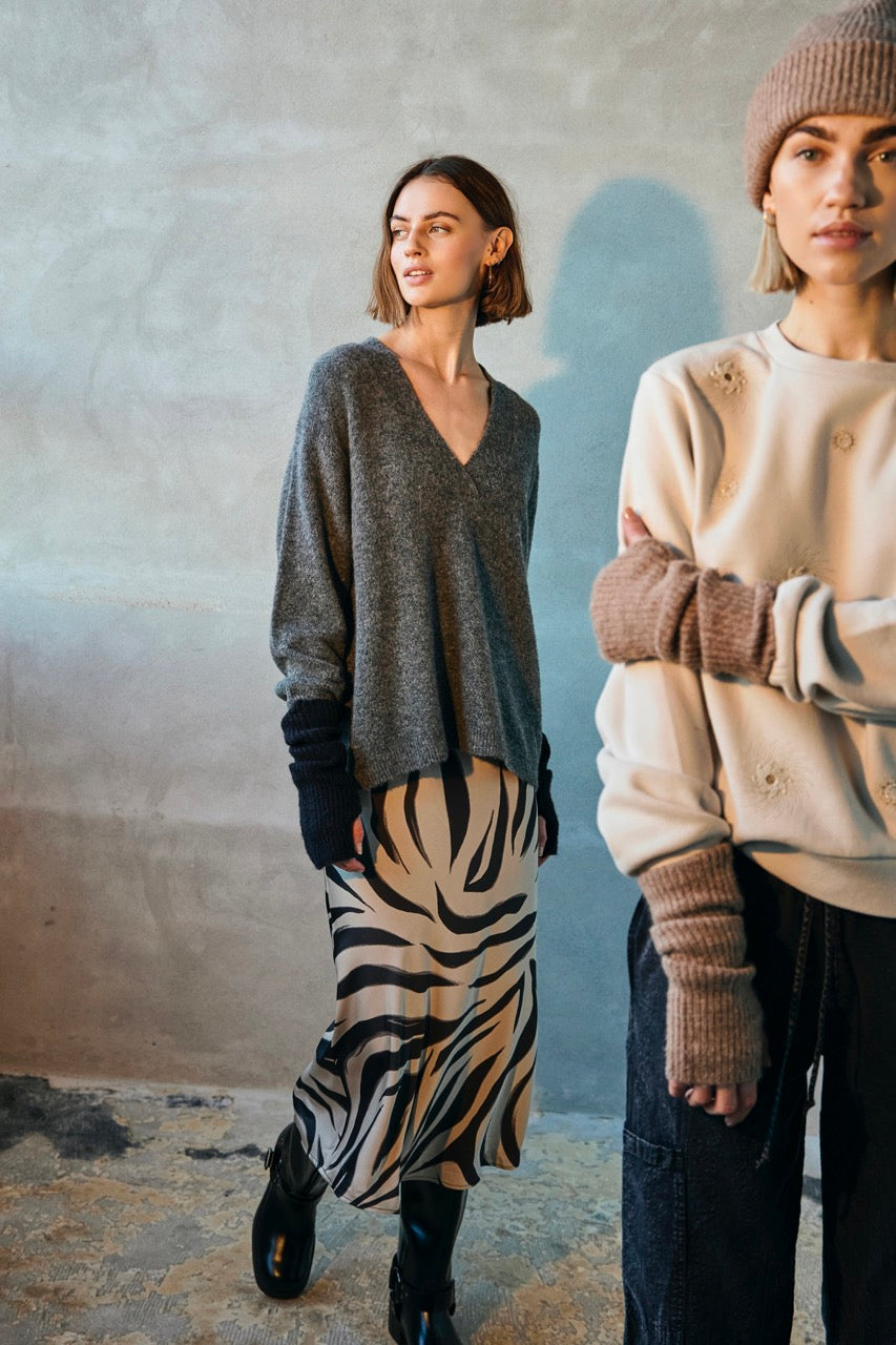 grå strik med v-hals. Freequent FQGRSEVALIN-PULLOVER Dark Grey Melange