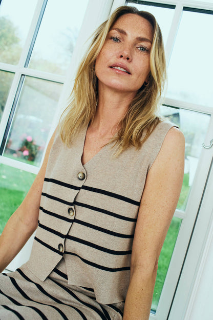 modelbillede beige vest med tynde sorte striber over brystet. Freequent FQANI-WAISTCOAT Simply Taupe mel. w Black