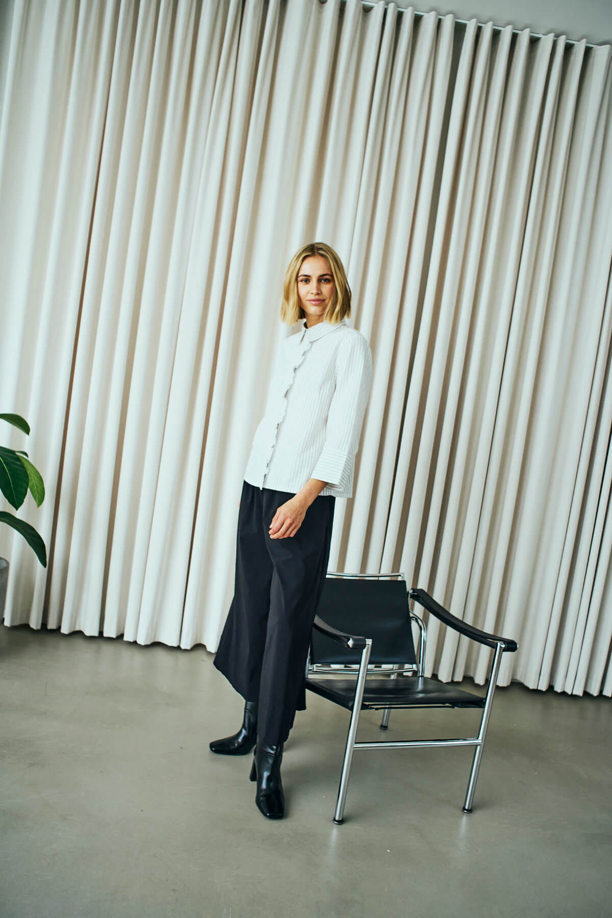 model med stribet skjortebluse med flæsekant over knaplukning. Freequent FQFIONA-SHIRT Star Off-White w. Salute