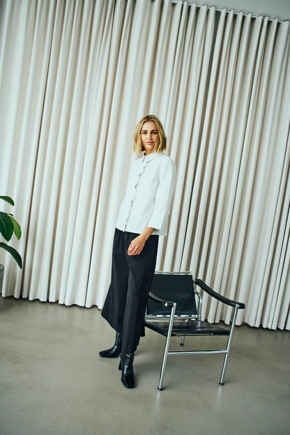 model med stribet skjortebluse med flæsekant over knaplukning. Freequent FQFIONA-SHIRT Star Off-White w. Salute