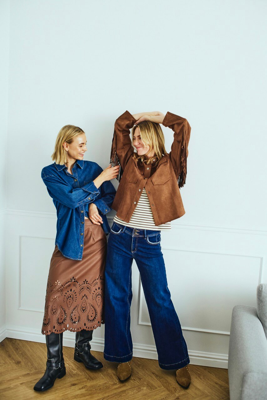 model med brun jakke og mørkeblå jeans Freequent FQLOPEZ-JEANS Dark Blue Denim