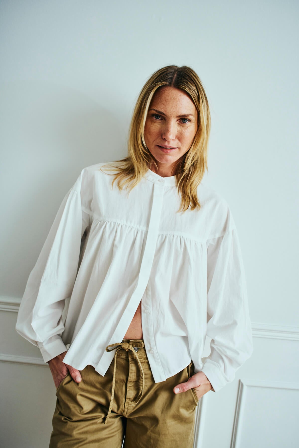 model med hvid bluse og lysebrune bukser Freequent FQINGA-PANTS Antique Bronze