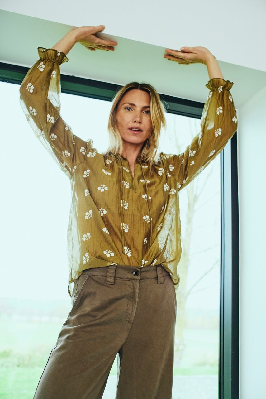 model med bronze bluse med hvidt broderi og flæsedetaljer. Freequent FQWENDY-BLOUSE Antique Bronze w. Moonbeam