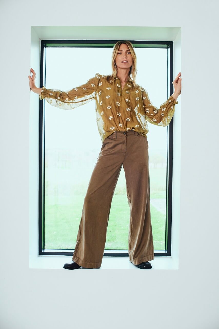 model med bukser og bronze bluse med hvidt broderi og flæsedetaljer. Freequent FQWENDY-BLOUSE Antique Bronze w. Moonbeam