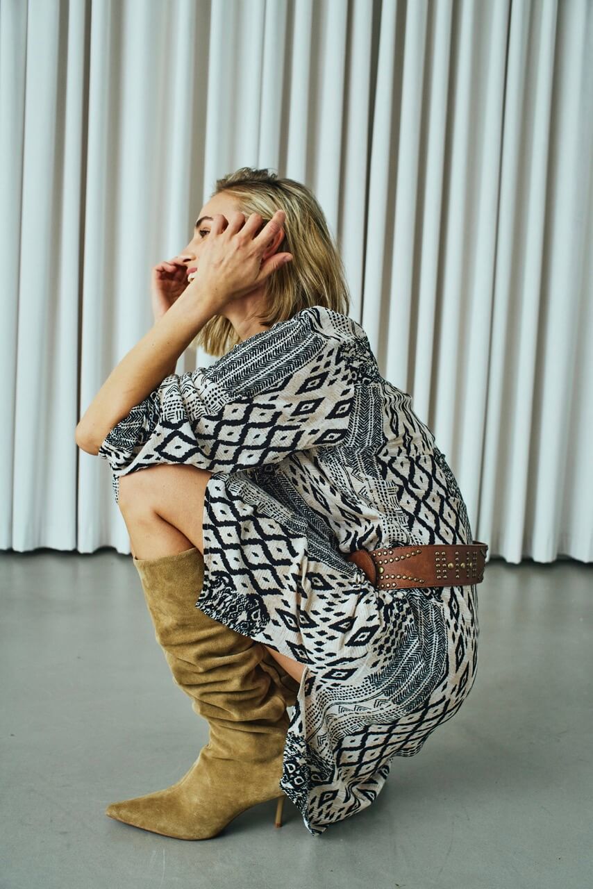 model med støvler og sort hvid mønstret kjole Freequent FQLOVO-DRESS Rainy Day w. Black