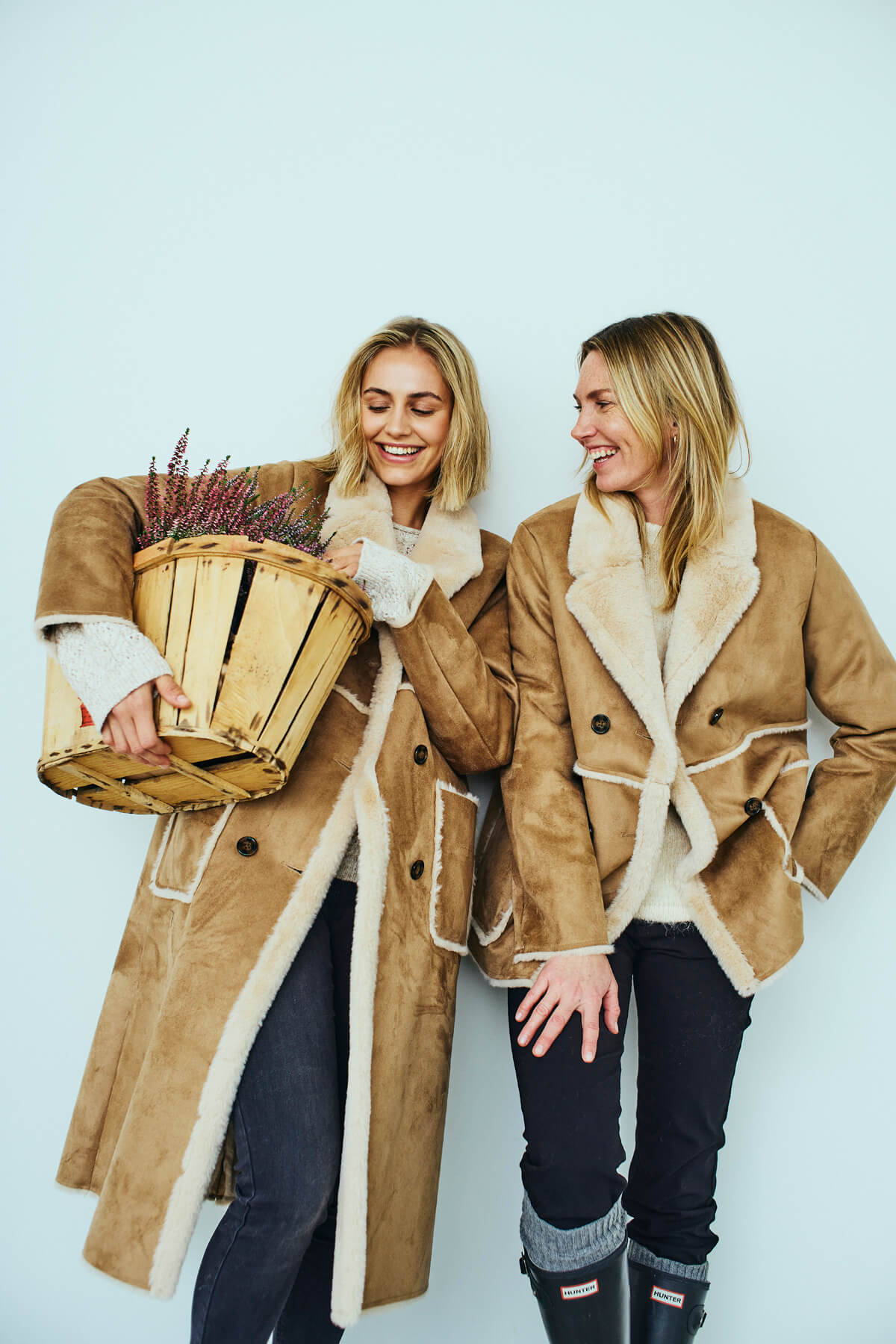 model med brun ruskindsjakke med faux fur Freequent FQLAMSE-JACKET Thrush