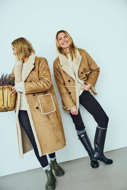 modeller med lang brun ruskindsjakke med faux fur. Freequent FQLAMSE-JACKET Lang Thrush
