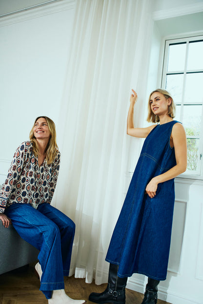 model fra siden lang denimkjole uden ærmer. Freequent FQLISEA-DRESS Medium Blue Denim