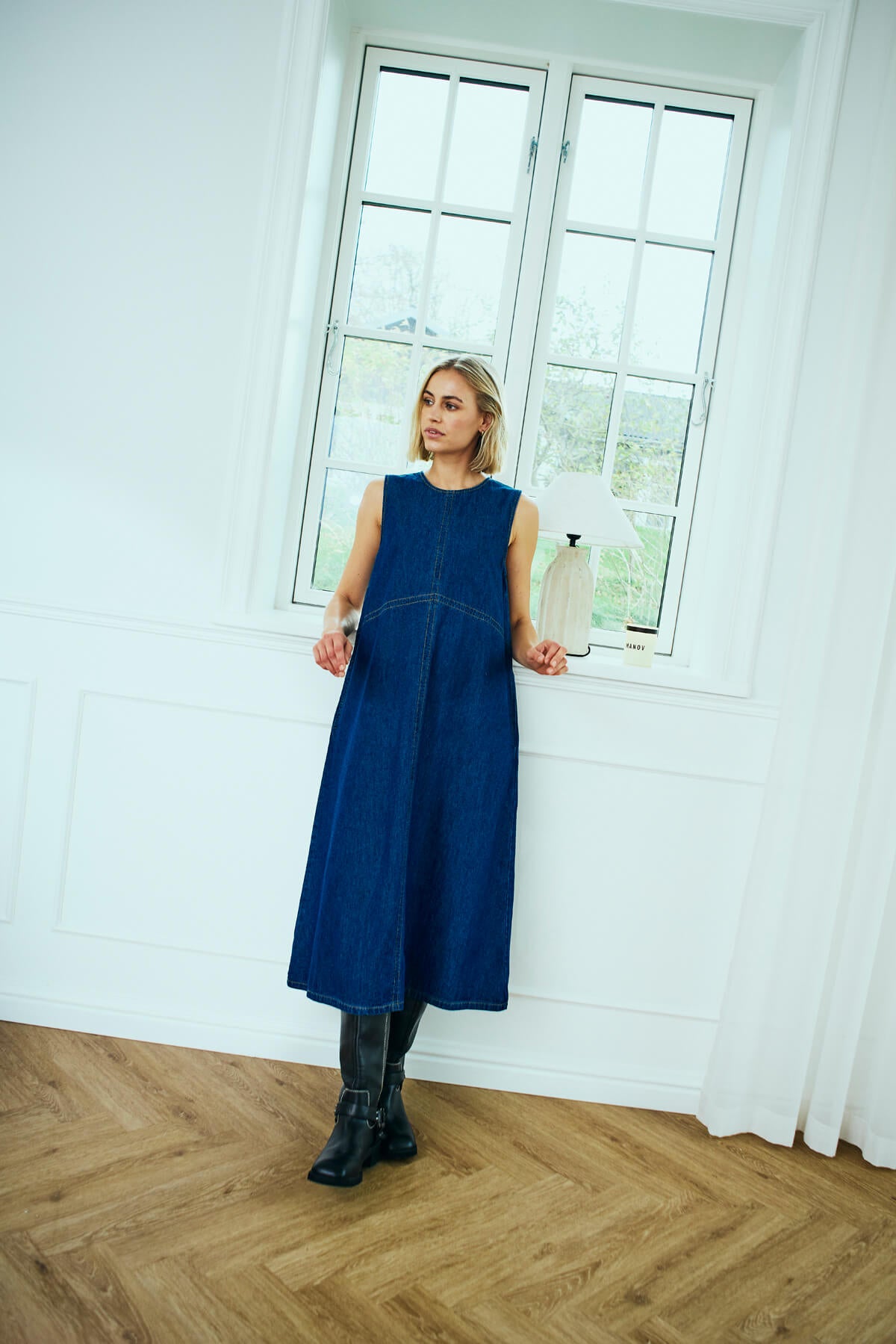 model lang denimkjole uden ærmer. Freequent FQLISEA-DRESS Medium Blue Denimmed