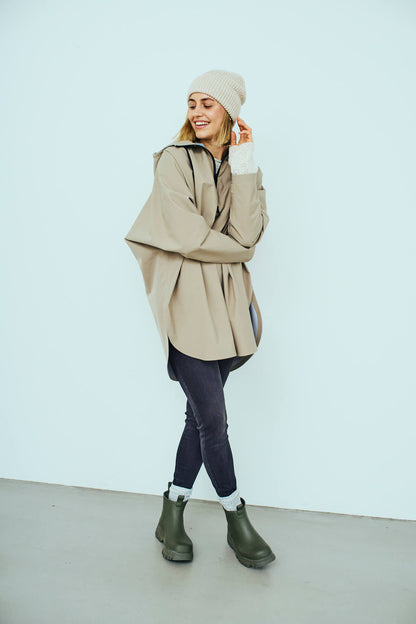 model med beige vandtæt poncho Freequent FQMOW-PONCHO Silver Mink