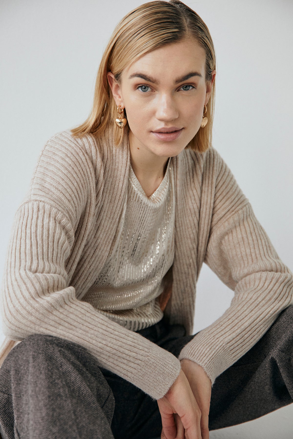 mellemlang beige cardigan åben foran og sænkede skuldre. Freequent FQALONA-CARDIGAN Moonbeam