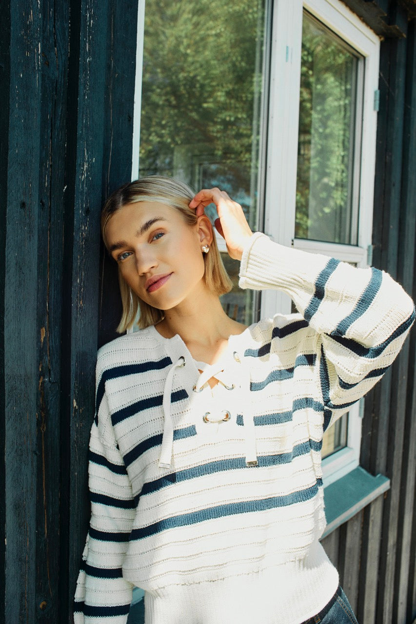 model med stribet strik i hvid/blå med brede ribkanter og snøre ved halsudskæringen. Freequent Star Off-white Navy Blazer FQSAIL-PULLOVER