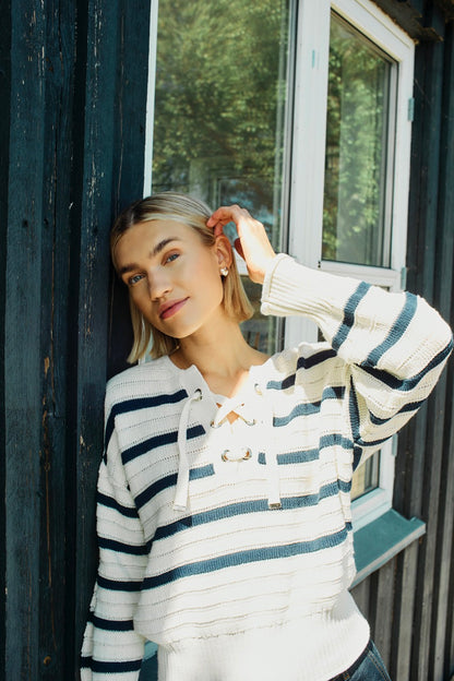 model med stribet strik i hvid/blå med brede ribkanter og snøre ved halsudskæringen. Freequent Star Off-white Navy Blazer FQSAIL-PULLOVER