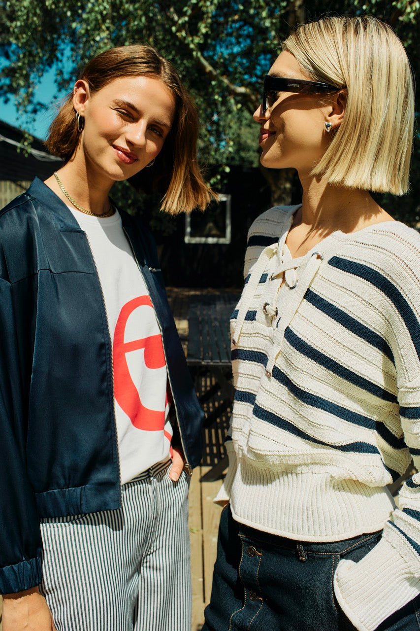 model fra siden med stribet strik i hvid/blå med brede ribkanter og snøre ved halsudskæringen. Freequent Star Off-white Navy Blazer FQSAIL-PULLOVER