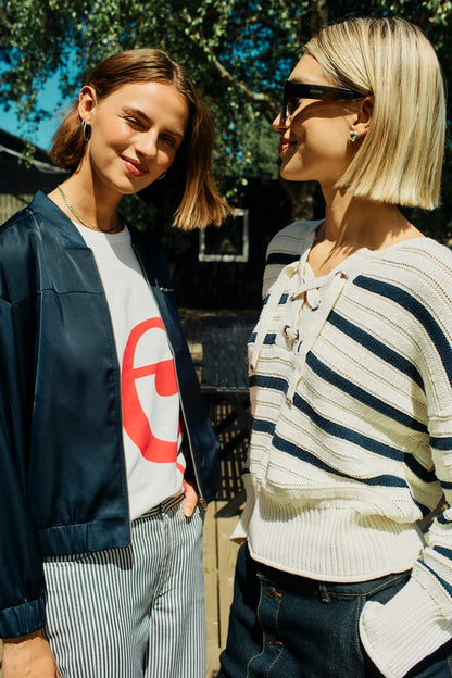 model fra siden med stribet strik i hvid/blå med brede ribkanter og snøre ved halsudskæringen. Freequent Star Off-white Navy Blazer FQSAIL-PULLOVER