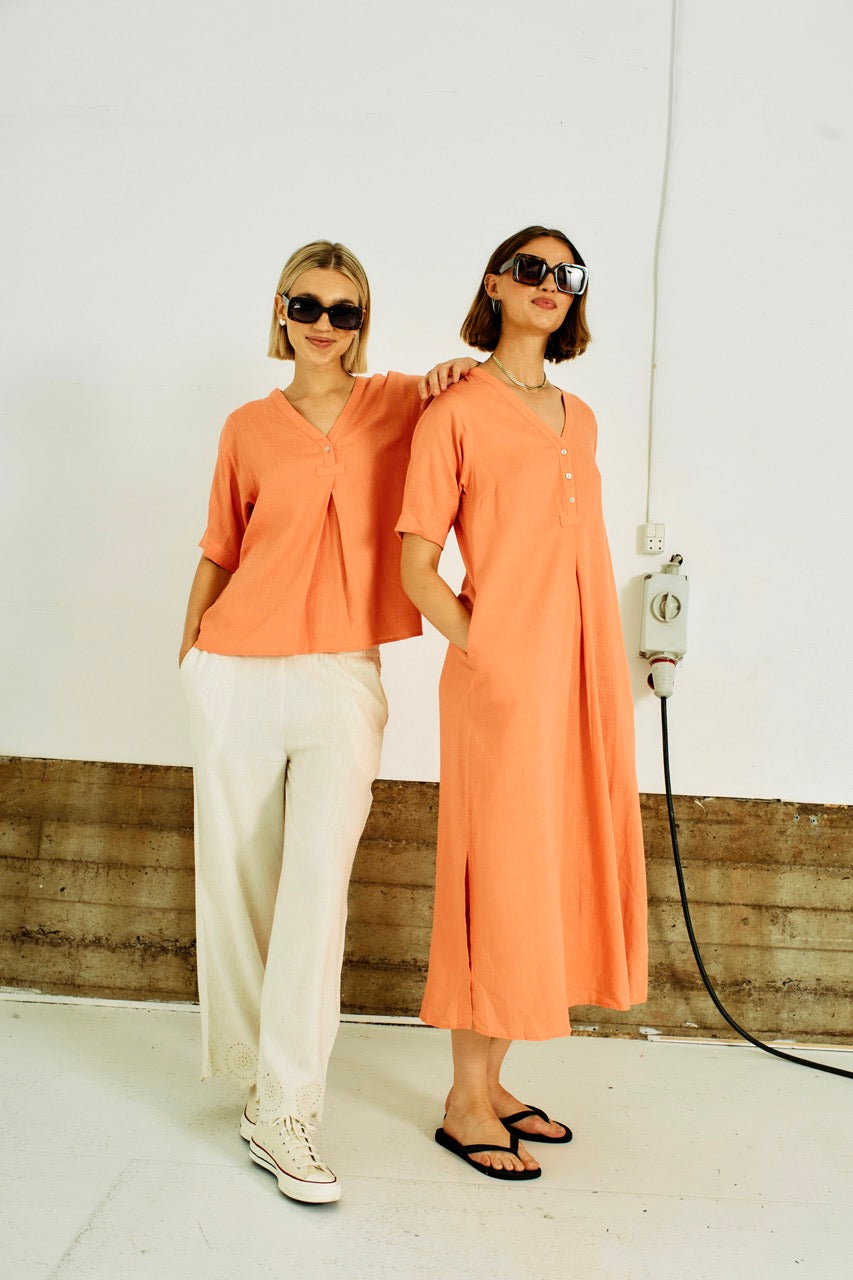 model med beige bukser med løs pasform og sidelommer. Freequent Moonbeam Melange FQLINUS-PANTS