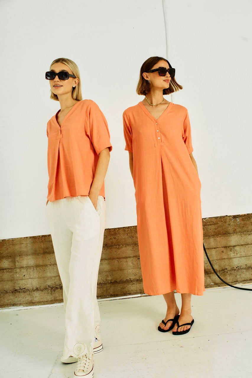 model fra siden med beige bukser med løs pasform og sidelommer. Freequent Moonbeam Melange FQLINUS-PANTS