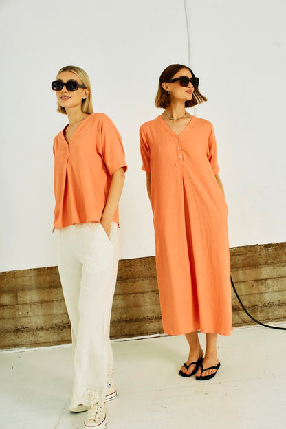 model fra siden med beige bukser med løs pasform og sidelommer. Freequent Moonbeam Melange FQLINUS-PANTS