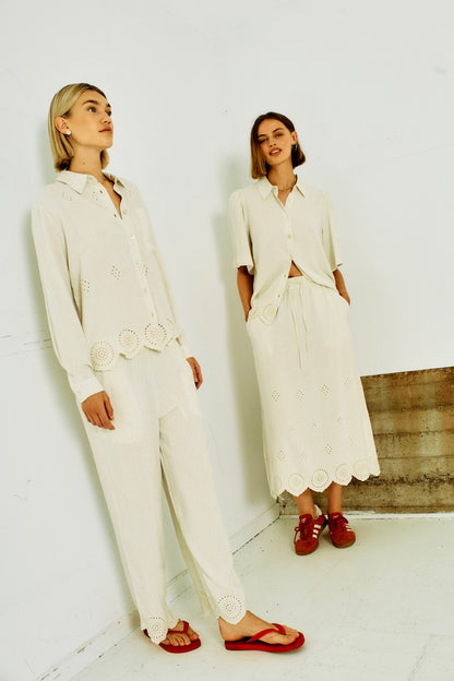 kortærmet beige skjorte bluse med broderi forneden Freequent Moonbeam Melange FQLINUS-BLOUSE