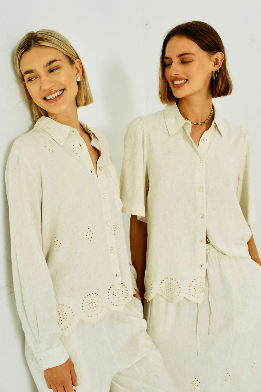 model med kortærmet beige skjorte bluse med broderi forneden Freequent Moonbeam Melange FQLINUS-BLOUSE