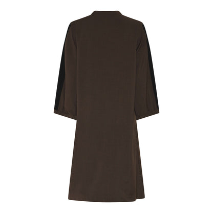 ryggen af brun kjole med sorte detaljer. Humble MendyHbs dress Brown combi