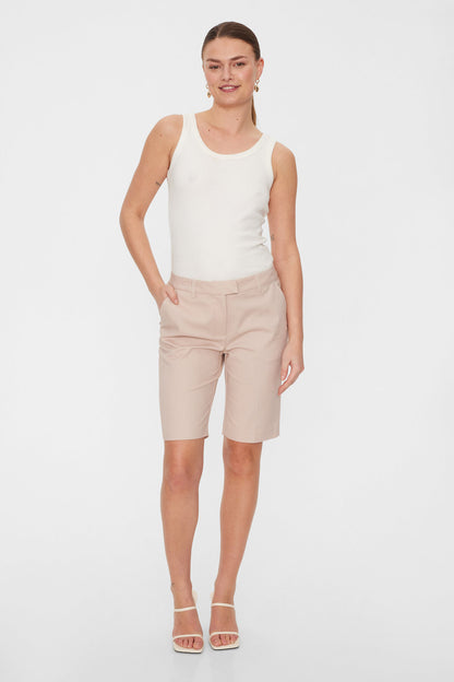 model med klassiske beige shorts Freequent FQISABELLA-SHO Simply Taupe