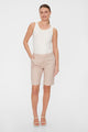 model med klassiske beige shorts Freequent FQISABELLA-SHO Simply Taupe