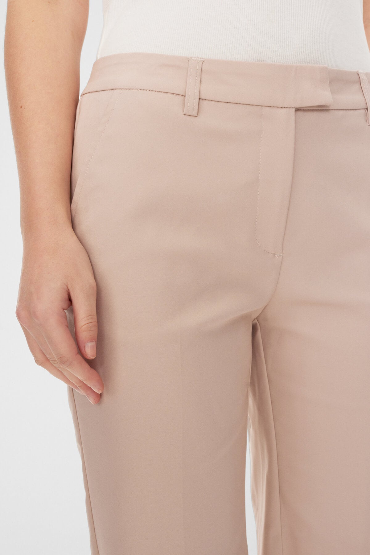 nærbillede af klassiske beige shorts Freequent FQISABELLA-SHO Simply Taupe
