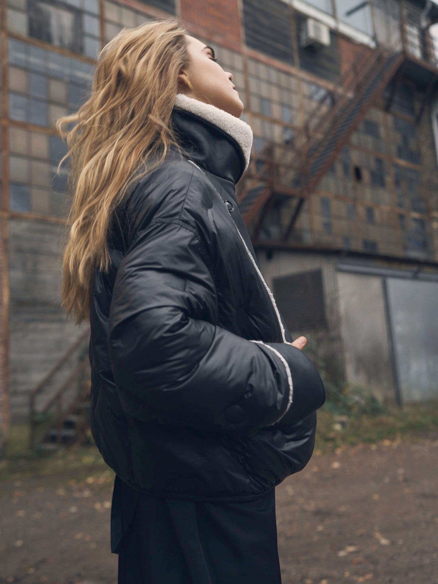 model med kort sort jakke i pufferstil med teddykrave. NÜ Arisa Jacket Black