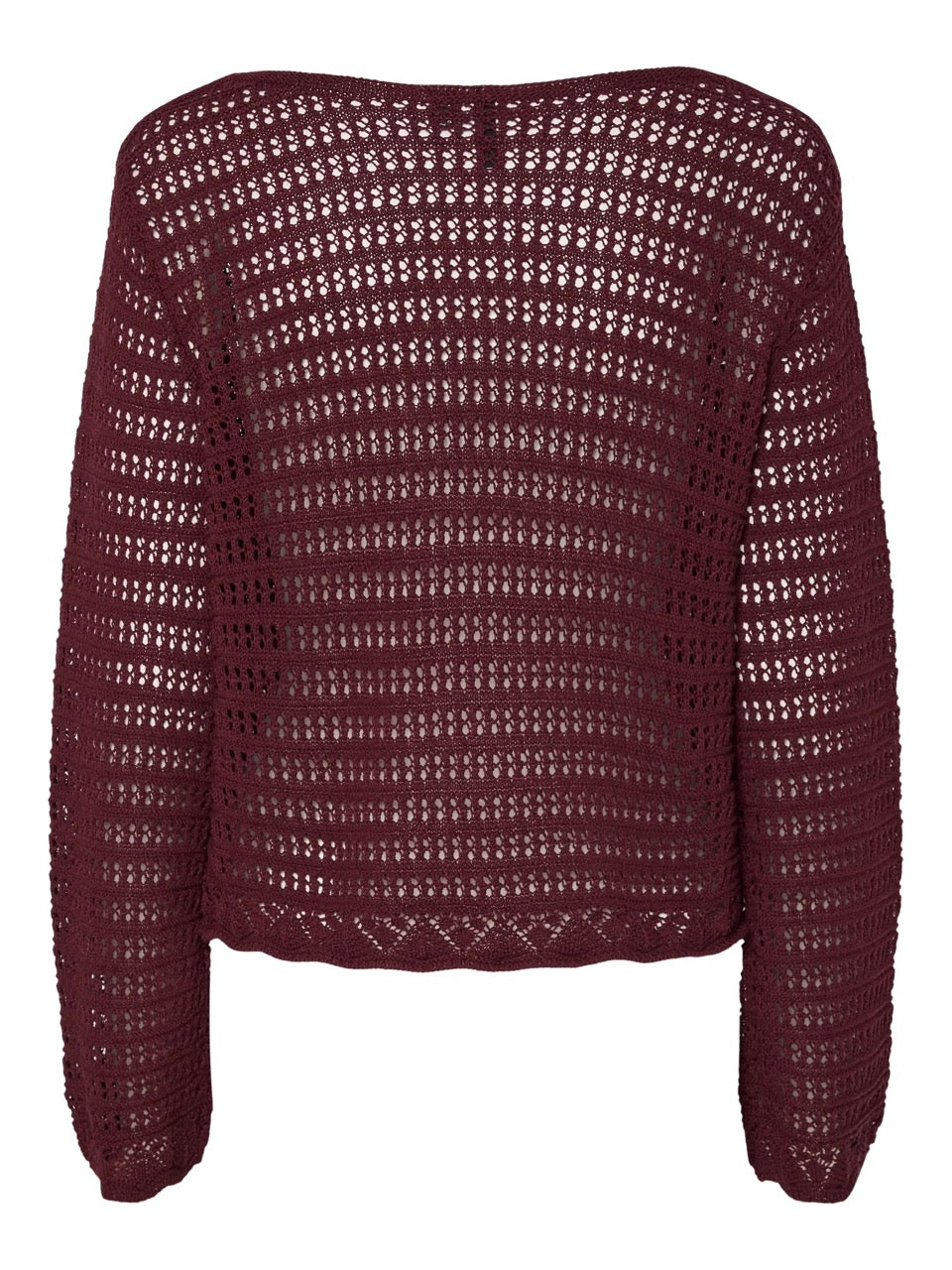 ryggen af langærmet bordeaux rød strik med hullet mønster og bådudskæring. PIECES PCFALLON Boat Neck Knit